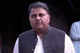 حکومت کو ایک قدم آگے بڑھنا، پی ٹی آئی اور عمران خان کو ایک قدم پیچھے ہٹنا چاہیے، فواد چوہدری