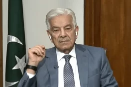 بانی پی ٹی آئی کو جیل میں خصوصی سہولتیں فراہم کی جارہی ہیں، خواجہ آصف