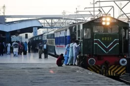 155 ریلوے اسٹیشنز شمسی توانائی پر منتقل، ریونیو میں اربوں روپے اضافے کے منصوبے جاری