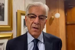 پی ٹی آئی والے عمران کو بہت عقلمند سمجھتے تھے لیکن ایک عورت نے اسے بیچ ڈالا: خواجہ آصف