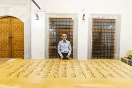 ترکیہ میں ہاتھ سے لکھا ہوا دنیا کا سب سے بڑا قرآنِ پاک