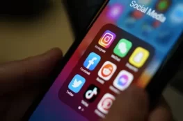 سوشل میڈیا پر مشورے دینے سے پہلے تعلیمی قابلیت ثابت کرنا لازمی