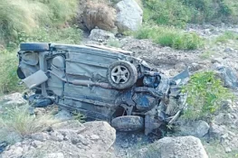 ایبٹ آباد: مسافر وین کھائی میں گرنے سے باپ بیٹا سمیت 5 افراد جاں بحق