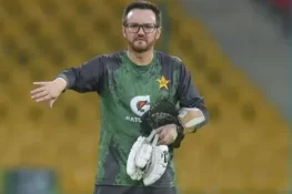 ہیڈ کوچ مائیک ہیسن چھٹیوں پر نیوزی لینڈ روانہ، سوشل میڈیا پر پیغام