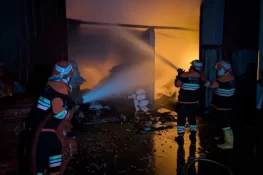 جہلم میں پاپڑ بنانے والی فیکٹری میں آتشزدگی، لاکھوں روپے مالیت کا سامان جل کر خاکستر