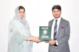 اسسٹنٹ کمشنر گجرات بلال زبیر کے اعزاز میں الوداعی تقریب، تعریفی شیلڈ پیش