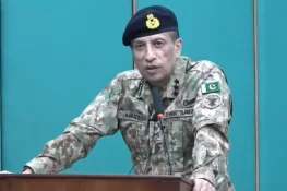 ڈی جی آئی ایس پی آر کا قائداعظم یونیورسٹی کا دورہ، طلبہ سے ملکی دفاع اور داخلی صورتحال پر گفتگو