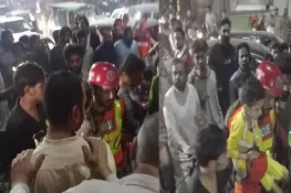لاہور میں خوفناک ٹریفک حادثہ، بوتلوں سے لدا ٹرک رکشے پر الٹنے سے 4 افراد جاں بحق