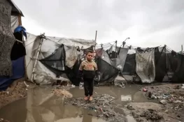 غزہ میں بارش سے پناہ گزین خیمے ڈوب گئے، بچا کھچا سامان بھی پانی کی نذر