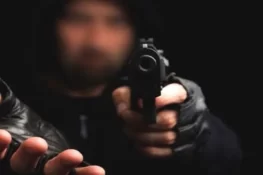 گجرات میں پولیس اہلکار کے ساتھ ڈکیتی