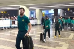 پاکستان اور جنوبی افریقا کی ٹیمیں فیصل آباد پہنچ گئیں، ون ڈے سیریز 4 نومبر سے شروع ہوگی