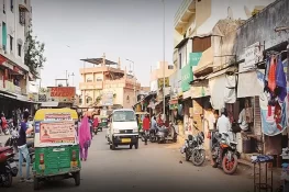 گجرات مسلم بازار میں شاپنگ کے لیے آئی پولیس اہلکار کی بیوی کاپرس اور98 ہزار روپے چوری