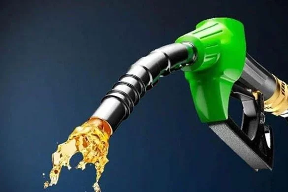 حکومت پٹرولیم مصنوعات کی قیمتوں میں 6 روپے فی لیٹر تک کمی پر غور