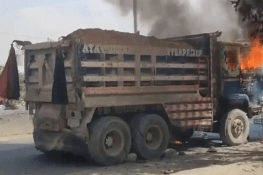 کراچی میں ڈمپر نذر آتش: لیاقت محسود کی ہائی ویز بند کرنے کی دھمکی