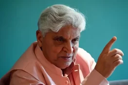 ’بھارت میں انہیں لوگ کرائے پر گھر دینے کو بھی تیار نہیں‘: خواجہ آصف کا جاوید اختر پر طنز