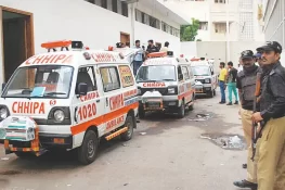 کراچی: اسکول بس فٹ پاتھ سے ٹکرا گئی، 10 طلبہ زخمی