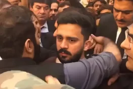 کراچی سٹی کورٹ میں ہنگامہ آرائی، ضمانت کے لیے آنے والے یوٹیوبر رجب بٹ پر تشدد