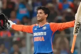 ابھیشیک شرما کی دھواں دار بیٹنگ، 32 گیندوں پر سنچری اور 12 پر نصف سنچری