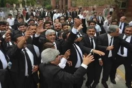 سٹی کورٹ میں وکلا کا احتجاج، پولیس کے داخلے پر پابندی اور عدالتی بائیکاٹ کا اعلان