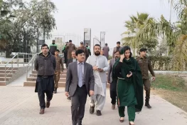 کمشنر گوجرانوالہ نوید حیدر شیرازی کا گجرات میں ترقیاتی منصوبوں اور عوامی سہولیات کا دورہ