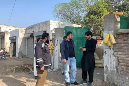 دینہ: اسسٹنٹ کمشنر کی کارروائی، تجاوزات کاسبب بننے والے 3 کباڑ خانے سیل