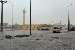 سعودی عرب میں طوفانی بارش اور تیز ہواؤں نے تباہی مچادی، اسکول بند، نشیبی علاقے زیرِ آب