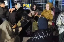 اڈیالہ جیل کے باہر عمران خان کی بہنوں اور کارکنوں کا دھرنا پولیس نے رات گئے ختم کرا دیا