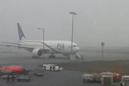 دھند نے فضائی نظام مفلوج کر دیا، درجنوں پروازیں متاثر