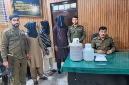 تھانہ ڈنگہ پولیس کی کارروائی، 6 ملزمان گرفتار، منشیات، شراب اور ناجائز اسلحہ برآمد