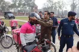 گجرات پولیس نے فوڈ پانڈا رائیڈرز میں ہیلمٹس تقسیم کیے، روڈ سیفٹی پر زور