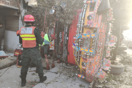 لاہور موڑ پر چینی سے بھرا ٹرک الٹنے سے چار افراد زخمی، ریسکیو آپریشن جاری