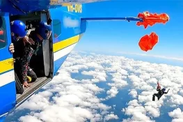 ہزاروں میٹر بلندی پر طیارے میں پھنسنے کے بعد اسکائی ڈائیور بچ گیا