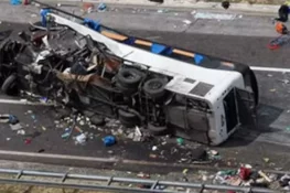 ایران میں مسافر بس کے خوفناک حادثے میں 13 افراد جاں بحق