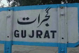 فتح پور کے قریب ڈاکؤں نے گجرات کے رہائشی سے لاکھوں روپے چھین لیے