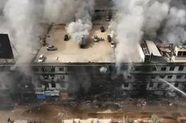 گل پلازہ کی چھت سے کرین کے ذریعے 7 گاڑیاں اتار لی گئیں