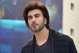 مرحومہ والدہ کی یاد میں نظم سناتے ہوئے عمران عباس آبدیدہ