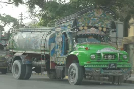 کراچی: مہران ٹاؤن میں واٹر ٹینکر کی ٹکر سے بچہ جاں بحق