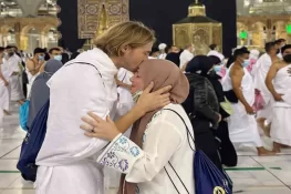 اسلام قبول کرنے کے بعد معروف فرانسیسی اداکار والدہ کے ہمراہ عمرہ ادا کرنے پہنچ گئے