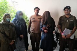 سرائے عالمگیر: آشنا کے ساتھ مل کر شوہر کو قتل کرنے والے دونوں ملزمان گرفتار، آلۂ قتل برآمد