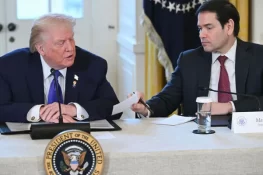 میٹنگ کے دوران ٹرمپ نے امریکی وزیر خارجہ کا نوٹ بلند آواز میں پڑھ ڈالا