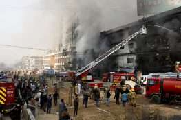 کراچی: گل پلازہ میں آگ 33 گھنٹے بعد قابو پائی گئی