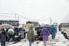 ہزارہ اور مالاکنڈ میں شدید برفباری، کمراٹ اور گلیات کی تمام شاہراہیں بند