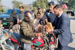 سوہاوہ: ترکی ٹول پلازہ پر ٹریفک سیفٹی آگاہی مہم، موٹر سائیکل سواروں میں سائیڈ مررز تقسیم