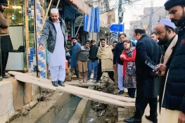 اسسٹنٹ کمشنر دینہ کا چیف آفیسر کے ہمراہ شہر کا دورہ نرخ ناموں، صفائی اور تجاوزات کے حوالے سے سخت ہدایات