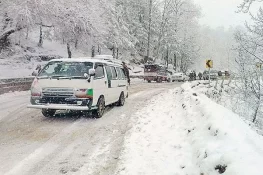 مری میں برفباری رک گئی، سڑکوں کی بحالی کا عمل تیز