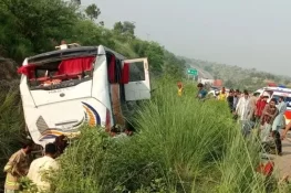 چکوال میں بس حادثہ، 5 مسافر جان کی بازی ہار گئے