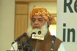 حکومت مدارس کو اپنے کنٹرول میں لینا چاہتی ہے: مولانا فضل الرحمان