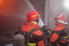 گجرات میں دو کارپٹ کی دکانوں میں آگ