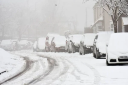 بالائی علاقوں میں شدید برفباری،سڑکیں بند، سیاح اور مقامی محصور، 2 افراد جاں بحق