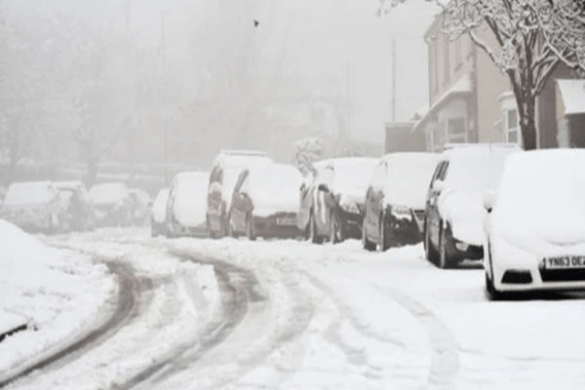 بالائی علاقوں میں شدید برفباری،سڑکیں بند، سیاح اور مقامی محصور، 2 افراد جاں بحق